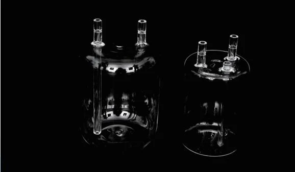 Multi-port fused silica quartz process vessels with top connections for laboratory and pilot systems