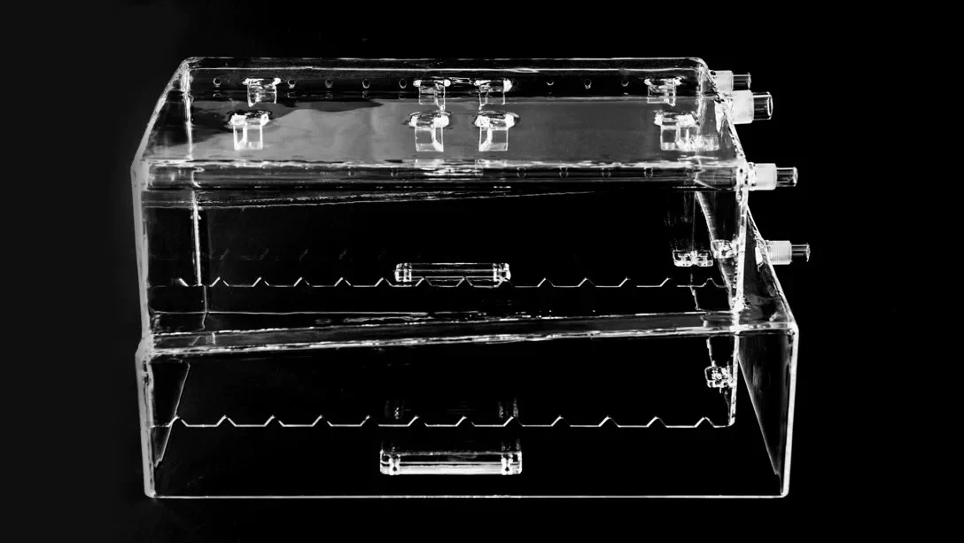 Multi-chamber fused silica quartz process tank with ports for semiconductor wet chemical processing